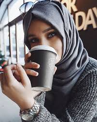 Most Popular Type Of Photos On Facebook Instagram Twitter And Whatsapp Are Selfies Before It Was Known As Self Portrait Hijab Hijab Fashion Beautiful Hijab