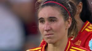 A 𝐛𝐞𝐚𝐮𝐭𝐢𝐟𝐮𝐥 moment after the World Cup final: Ona Batlle stepped  out of Spain's World Cup celebrations to console England's Lucy Bronze ❤️  Class 👏 #FIFAWWC #DubAtTheCup