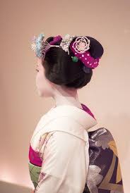 丁髷) is a form of japanese traditional topknot haircut worn by men. Geisha Hair And Kanzashi Styles Japan Powered