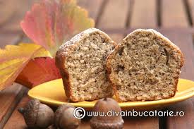 100g capsuni proaspete 1 banana 2 oua o lingura zahar (optional sau in functie de preferinte) 200ml lapte zuzu bio 60g unt (pe care il topim) 160g faina alba de grau 1 lingurita praf de copt bio. Briose Cu Banane Diva In Bucatarie