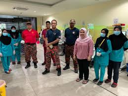 Anda boleh pergi ke bank islam dengan menggunakan bas atau mrt & lrt. Water Disruption Sees Sungai Buloh Dialysis Centre Reach Out To Volunteer Firemen For Help Life Malay Mail