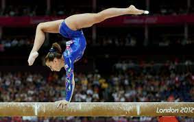 Simone arianne biles (columbus, 14 de março de 1997) 1 é uma ginasta profissional dos estados unidos, especialista na ginástica artística, vencedora de vinte e cinco medalhas em campeonatos mundiais, sendo dezenove delas de ouro. Conheca Os Aparelhos De Ginastica Artistica Sportsregras