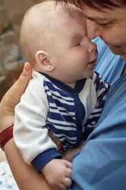 Se busca un hogar para el bebé que abandonaron por nacer sin ojos