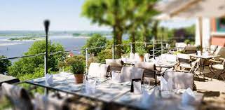 Die aussicht ist sensationell, der service sehr freundlich und dezent, das essen ist sehr gut. Sullberg Deck 7 Hamburg
