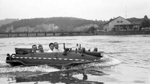 Explore via rented paddleboat or rowboat, or walk, cycle, or even rollerblade along one of the paths that circle the lake. Ein Porsche Typ 128 5 Schwimmt Auf Dem Max Eyth See In Stuttgart Im Jahr 1941 Stuttgarter Nachrichten