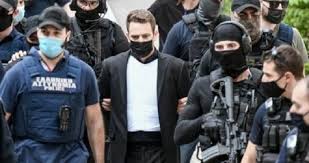 Στον εισαγγελέα με μέτρα ύψιστης ασφάλειας ο συζυγοκτόνος (pics) Osuddi6ztllevm