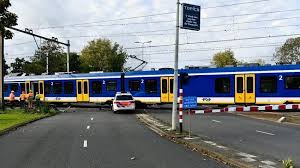 Bij 'beperkt treinverkeer' is er sprake van een verminderd aantal treinritten (transport van goederen of personen). Politieauto Botst Met Trein In Hoorn Treinverkeer Stilgelegd Hoornradio Hoorngids De Nieuwsbron Voor Hoorn Zwaag En Blokker