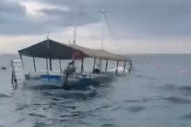 OVALE: Embarcação afunda no mar em Ubatuba com 50 pessoas