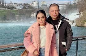 (sebagai diva dia tidak bisa berbuat seperti itu, harus menjaga diri.) reports have it that krisdayanti's husband, anang, when told about the news, was unconcerned: Sudah Lama Berpisah Dari Suami Krisdayanti Pesimistis Tak Bisa Lagi Bersama Raul Lemos Pikiran Rakyat Com