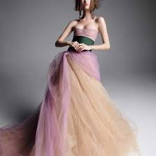 Wir hoffen, dass es ihnen gelingt, die mentalität des hochzeitspaares zu treffen, ohne dabei ihren stil und ihren geschmack zu verlieren, denn so kann ein besonderer spruch eine hochzeit noch. Farbige Brautkleider Heben Sie Sich Vom Rest Der Braute Ab Mit Einem Dieser 37 Modelle