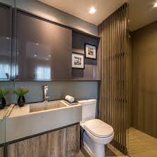 Banheiros Decorados Como Lavabos Utilizando Paineis Ripados De Madeira Para Camuflar O Box Dec Armarios Superiores Design De Interiores De Banheiro Banheiro
