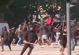 Botellazos y sillazos en una pelea entre ultras del Levante y del Sevilla