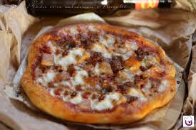La ricetta indicata è adatta alla preparazione nel forno domestico, che non raggiunge le elevate temperature dei forni a. Pizza Con Salsiccia E Funghi E Birra Chiara D Abbazia Ricetta