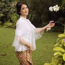 Pemakaian kain jarik pada masa kini. Peringati Hari Kartini 8 Artis Ini Makin Anggun Pakai Kebaya