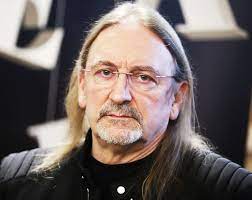 Jest liderem rockowej grupy tsa i prowadzi także działalność solową. Smierc Dziecka Zdrada Zony Brak Kontaktu Z Synem Zycie Bolesnie Doswiadczylo Marka Piekarczyka Viva Pl