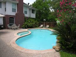 Simple Backyard Pool With Jacuzzi Great Place For Kids And Adults In Secluded Private Pool Pool Houses Backyard Backyard Patio