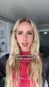 Kari Reynolds's Instagram, Twitter & Facebook