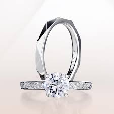 Harry winston's sunflower engagement rings come feature a centre diamond surrounded by round brilliant diamonds to form a majestic floral motif that has been in the house's archives since. Csjafx1qwswnkm