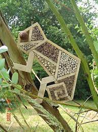 Hotel Mit Insekten 23 Ideen Um Es In Ihrem Garten Zu Installieren Yoan Pareux Diy Insect Hotel Garden Art Garden Projects