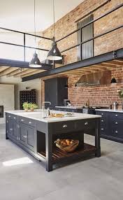 Des matériaux authentiques sans faire trop rustique… des envies de métal pour rappeler l'héritage ouvrier du lieu… le chêne massif a été revisité partout et. Cuisine Industrielle Les Plus Beaux Modeles Tendances