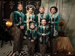 Budaya sunda adalah salah satu kebudayaan tertua di indonesia. 13 Foto Pemotretan Keluarga Anang Ashanty Kenakan Pakaian Adat Jawa Serasi Bak Keluarga Kerajaan Senyum Manis Aurel Selalu Menarik Perhatian Kapanlagi Com