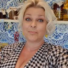 Savner du Aftenshowet? Dét her skal jeg, så snart vi må gå i gang med et  normalt samfund igen (jo før, jo bedre) ❤ Hvad skal du?, Holdt bag  Aftenshowet har fundet en sikker måde at lave et seværdigt ...