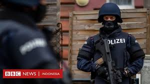 Dalam bahasa jerman nama dari osterreich dapat diterjemahkan menjadi kerajaan timur tutur itu diturunkan dari bahasa jerman kuno ostarrichi. Penembakan Wina Aparat Austria Lancarkan Razia Setelah Jihadis Bunuh Empat Orang Bbc News Indonesia