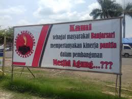Spanduk tersebut bertuliskan 'para amil, ustad, ustadjah. Fkb Protes Panitia Pembangunan Masjid Agung Banjarsari Mangkrak Duta Priangan