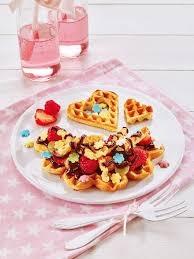 Susse Waffeln Mit Obst Und Schokososse Rezept Lebensmittel Essen Einfach Backen Kuchen Ausgefallene