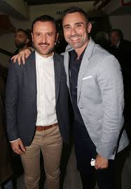 Por qué la homosexualidad se consideraba enfermedad. Kapoytzidhs Aggeloy H Fwtografia Poy Mas Gyrise Sto Para Pente Star Gr