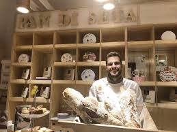 E' l'antica locanda che riprende i sapori dei tempi del famoso don peppino russo che scrisse pagine importanti della storia della cucina locale.nella cornice del complesso monumentale del belvedere di san leucio, il ristorante, grazie anche alle sue dimensioni. San Leucio Ha Riaperto La Locanda Del Borbone Di Casa Landolfi Con Nuovo Spazio Pandiseta Bakery Il Pane Regale Prodotto Unico In Italia Con Marchio Registrato Guarda Le Foto