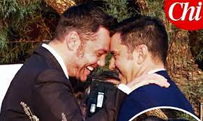 Maybe you would like to learn more about one of these? Tiziano Ferro Le Prime Foto Del Matrimonio Il Bacio Con Victor Allen