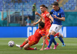 Italia es un enjambre de camisetas azules que actúan como banda organizada. Waadlnzoibmp6m