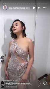 Dicibir karena Busana Lagi, 8 Potret Amanda Manopo Pakai Gaun yang Ekspos  Bagian Dada Hingga Perut: Berpakaian Tapi Telanjang - Kapanlagi.com