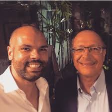 Hoje, no aniversário de 30 anos do PSDB, eu desejo que a gente possa  recuperar a credibilidade dos políticos, da política e da própria  democracia do país. Estou convicto de que essa