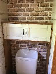 狭いトイレだけど トイレットペーパーや掃除グッズなど収納したいものはたくさん 棚を置くスペースがない 突っ張り棚はオシャレじゃないうえに時には落ちることも かと言って壁に穴を開けたくない そんな方にお勧めです トイレ 収納 棚 インテリア 収納