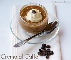 Questa crema si prepara in pochissimi minuti e il vero segreto è l'aggiunta del caffè solubile al latte. Crema Al Caffe Spettegolando