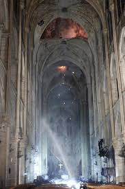 Co nejvíc se vysmát moderátorce emmě smetaně (31), která si s planoucí památkou. Dva Roky Od Fotky Ktera Zborila Internet Smutna Emma Smetana U Horici Katedraly Notre Dame