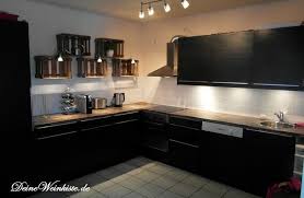 Hangende Weinkisten Als Kuchenregale In Schwarzer Hochglanz Kuche Weinkisten Obstkisten Mobel Kuchenregal