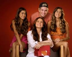 Giovanna Antonelli faz campanha com os filhos, e gêmeas chamam atenção por  semelhança com atriz