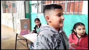 Voto Joven: estudiantes primarios recrearon el proceso electoral para  elegir su representante de grado