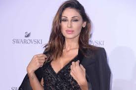 Il rapporto con gigi d'alessio, la fine, le lacrime del figlio, il bilancio della sua carriera. Anna Tatangelo Ha Un Nuovo Look Capelli Biondissimi E Piega Mossa Da Urlo Capellistyle