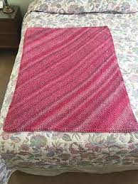 The combination of stitches and make a pretty knitted baby blanket with the free knitting pattern by sophia minakais. Diagonal Rectangle Garter Stitch Baby Blanket No Holes Https Www Ravelry Com Projects Scaron Diagonal Gart Blanket Knitting Patterns Garter Stitch Blanket