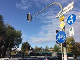 Abbiegepfeil Fur Radler In Moosach Wird Er Etwas Gebracht Haben Obacht Geben Lage Peilen Radler Radverkehr Radeln