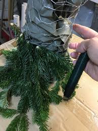 Ich Fulle Die Form Fur Mehr Stabilitat Mit Folie Und Lege Dann Unten Beginnend Deko Weihnachten Advent Weinglaser Weihnachten Weihnachtsdekoration Fur Draussen