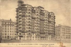 11 Etages Un Peu Plus De 40 Metres Et Un Couronnement En Forme De Soucoupe C Est Le Palais De Flore Construit En 1930 Par Cleme Edifice Le Palais Laval