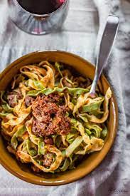 Si tratta di un tipo di pasta a sezione quadrata: Tagliatelle Paglia E Fieno Con Ragu Di Cinta Senese