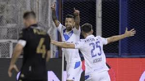 Vélez sarsfield is going head to head with racing club starting on 16 may 2021 at 20:00 utc. En Un Final Con Polemica Velez Le Gano A Racing Tyc Sports