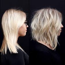 Asciugare leggermente con il phon, quindi suddividere i capelli in tante ciocche da attorcigliare su se stesse, appuntandole alla testa come per creare uno . Tagli Di Capelli Mossi E Medi Per Il 2019 Da Non Perdere