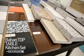 Keberadaan hpl sendiri sudah mulai menggeser penggunaan finishing mebel lain seperti melamin atau cat semprot ini dikarenakan hpl memiliki berbagai motif cantik seperti motif serat kayu, marmer, granit, solid color, dan metallic. 6 Bahan Untuk Top Tabel Kitchen Set Dekoruang Com